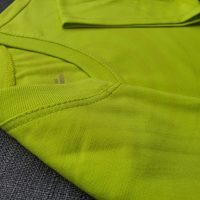 Chi tiết đường may và cổ áo bo ríp áo thun cổ tròn ngắn tay supe unisex chuối non