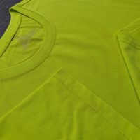 Chi tiết đường may và cổ áo bo ríp áo thun cổ tròn ngắn tay supe unisex chuối non