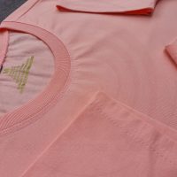 Hình chụp chi tiết đường may áo thun cổ tròn ngắn tay supe unisex màu hồng dâu