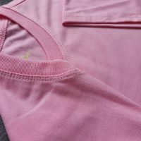 Chi tiết đường may và cổ áo bo ríp áo thun cổ tròn ngắn tay supe unisex hồng phấn