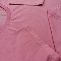 Hình chụp chi tiết đường may áo thun cổ tròn ngắn tay supe unisex màu hồng ruốc