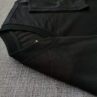 Chi tiết đường may và cổ áo bo ríp áo thun cổ tròn ngắn tay supe unisex màu đen