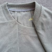 Chi tiết đường may và cổ áo bo ríp áo thun cổ tròn ngắn tay supe unisex xám lợt