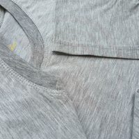 Chi tiết đường may và cổ áo bo ríp áo thun cổ tròn ngắn tay supe unisex xám tiêu