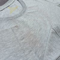 Chi tiết đường may và cổ áo bo ríp áo thun cổ tròn ngắn tay supe unisex xám tiêu