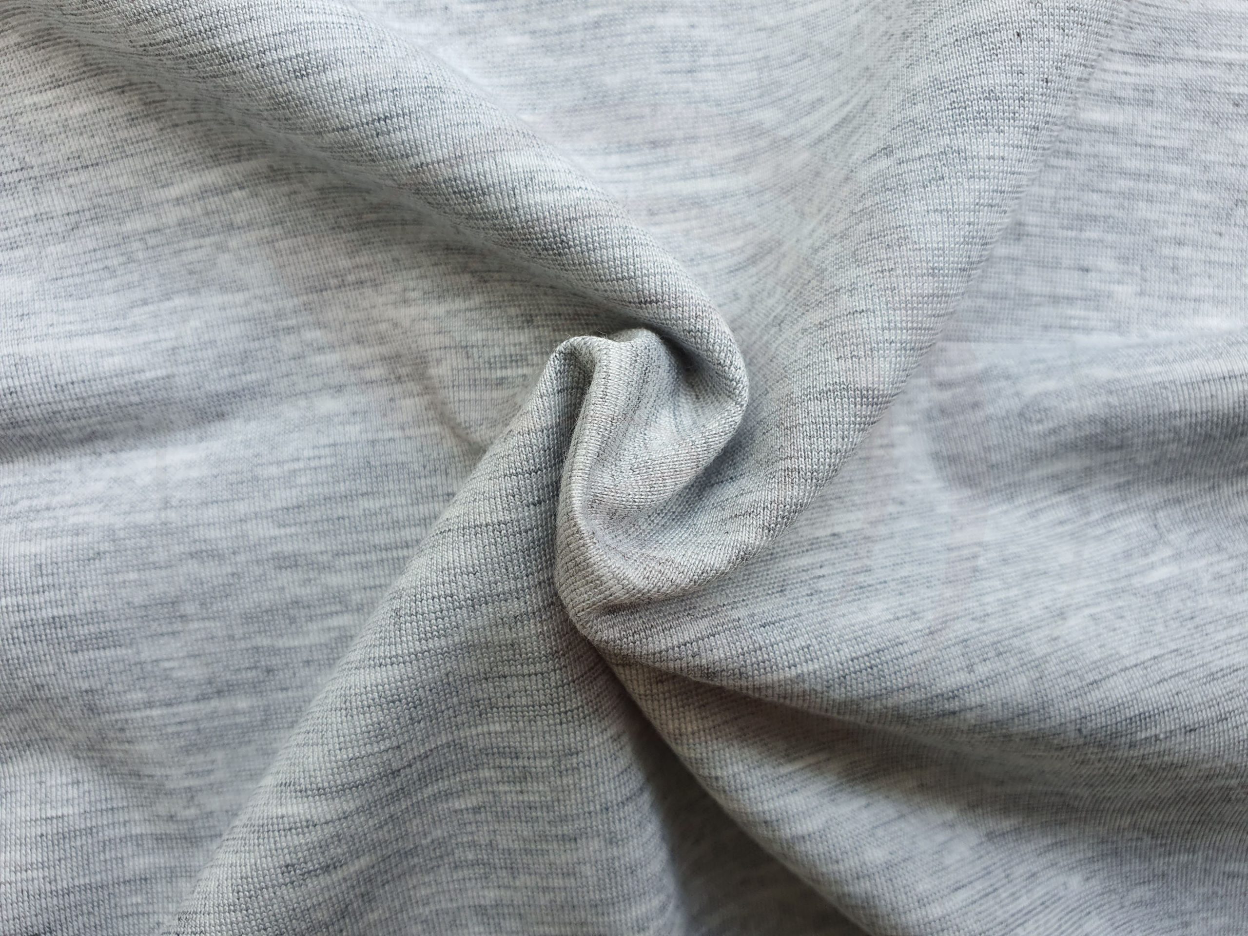 Hình chụp cận cảnh chất vải áo thun cổ tròn ngắn tay supe unisex xám tiêu