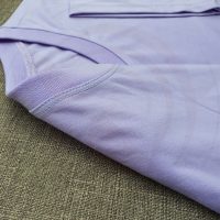 Hình chi tiết đường may và cổ áo bo ríp áo thun cổ tròn ngắn tay supe unisex tím cà