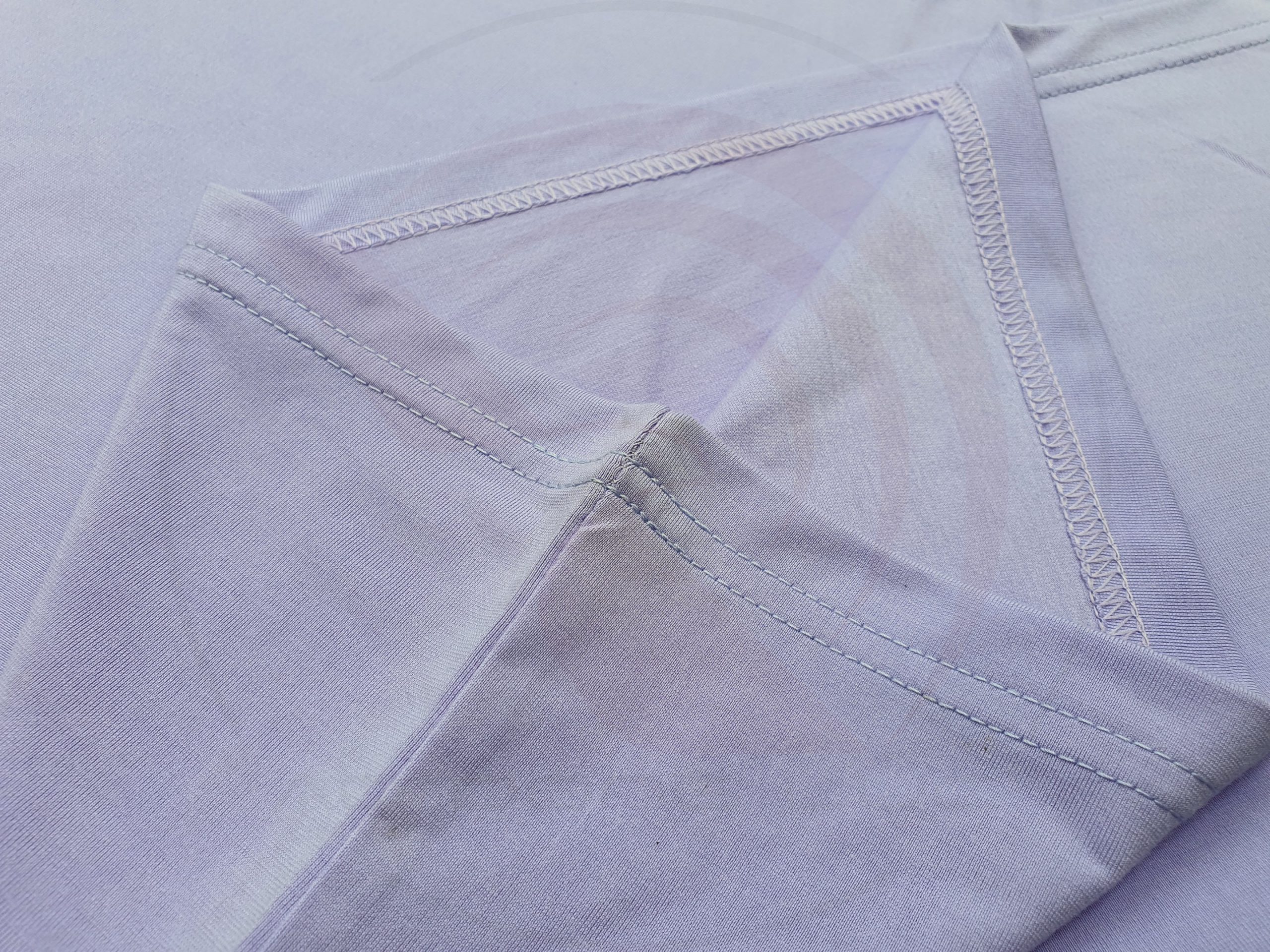 Hình chi tiết đường may và vạt áo áo thun cổ tròn ngắn tay supe unisex tím cà