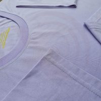 Hình chi tiết đường may áo thun cổ tròn ngắn tay supe unisex tím cà