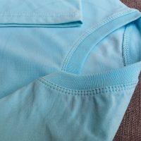 Chi tiết đường may và cổ áo bo ríp áo thun cổ tròn ngắn tay supe unisex xanh biển