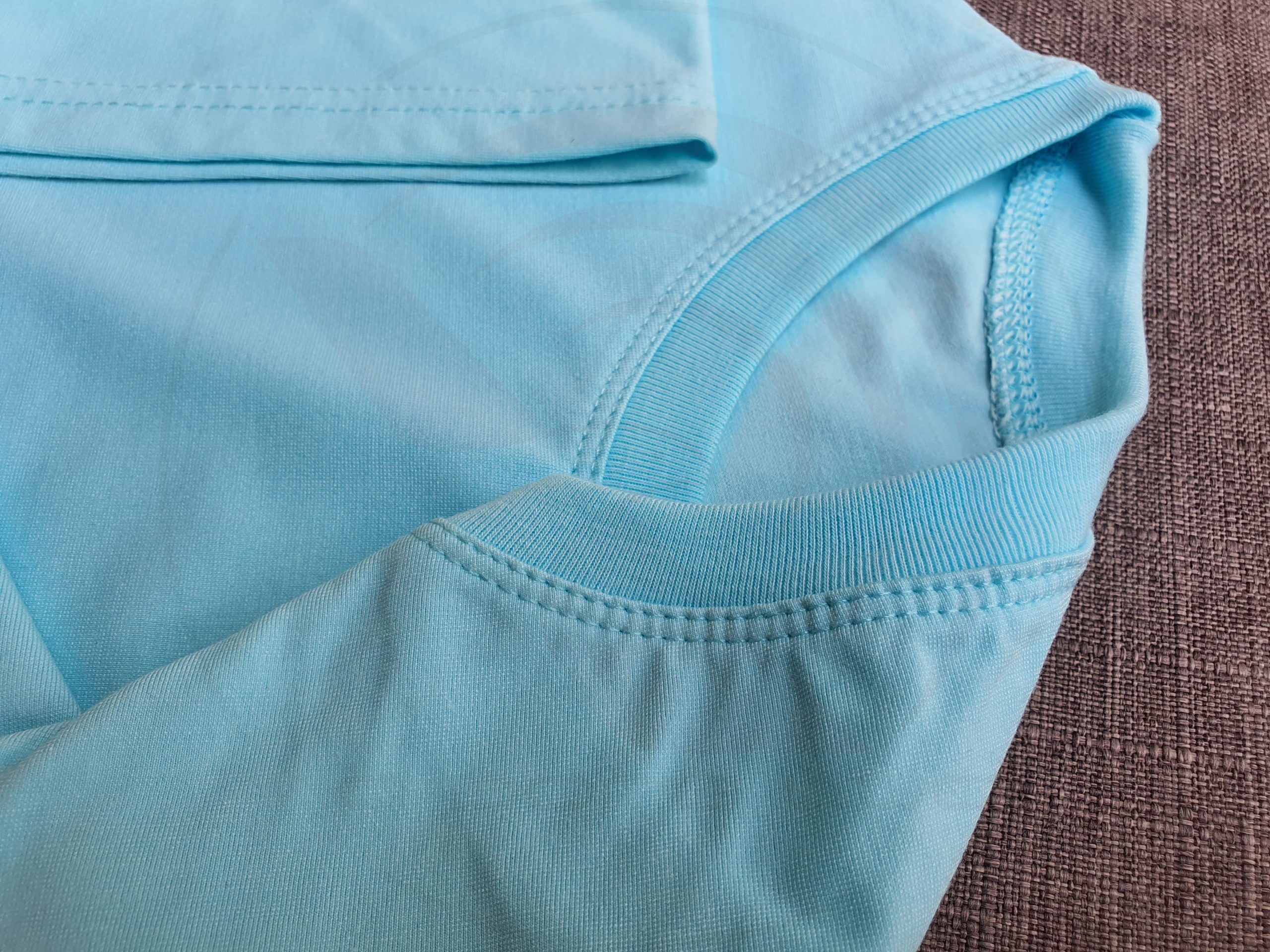 Chi tiết đường may và cổ áo bo ríp áo thun cổ tròn ngắn tay supe unisex xanh biển
