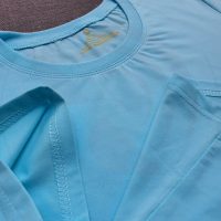 Chi tiết đường may và cổ áo bo ríp áo thun cổ tròn ngắn tay supe unisex xanh biển