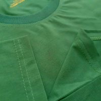 Chi tiết đường may và cổ áo bo ríp áo thun cổ tròn ngắn tay supe unisex xanh đậu