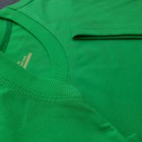 Chi tiết đường may và cổ áo bo ríp áo thun cổ tròn ngắn tay supe unisex xanh két
