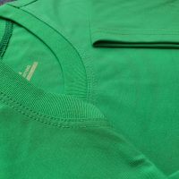 Chi tiết đường may và cổ áo bo ríp áo thun cổ tròn ngắn tay supe unisex xanh két