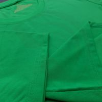 Chi tiết đường may và vạt áo áo thun cổ tròn ngắn tay supe unisex xanh két