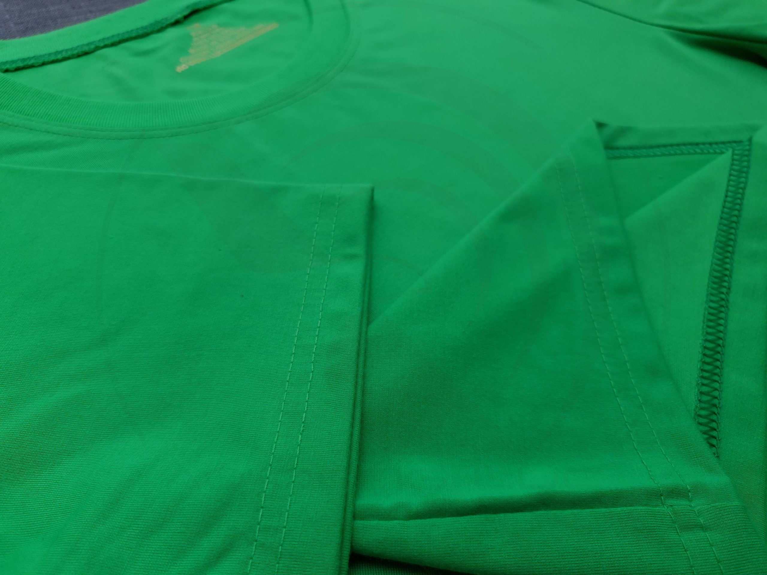 Chi tiết đường may và vạt áo áo thun cổ tròn ngắn tay supe unisex xanh két