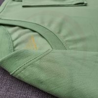 Chi tiết đường may và cổ áo bo ríp áo thun cổ tròn ngắn tay supe unisex màu xi măng