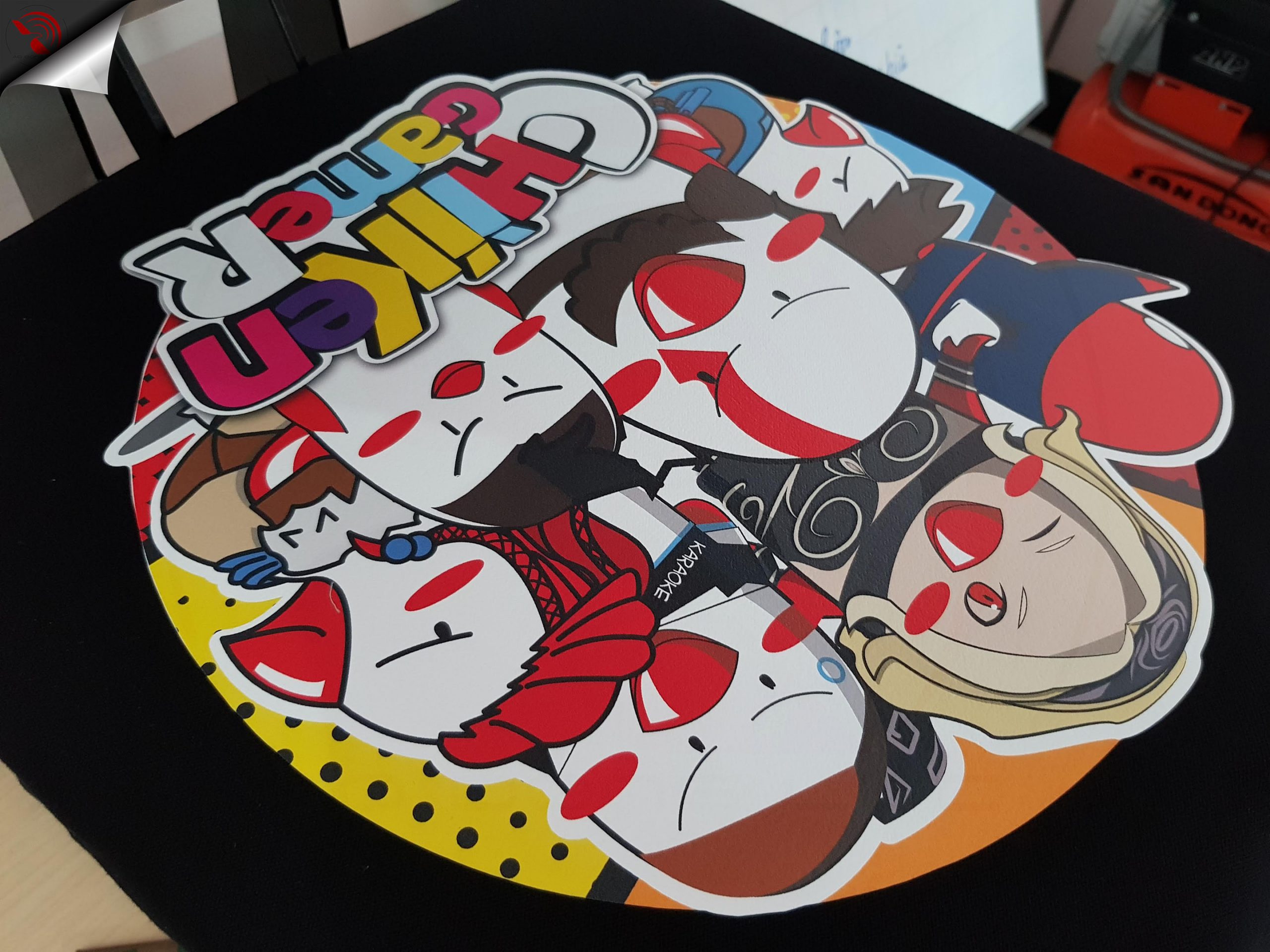 Hình in decal theo yêu cầu lên nền áo đen