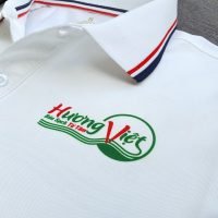 Đồng phục áo thun polo bo sọc màu trắng in chuyển nhiệt logo