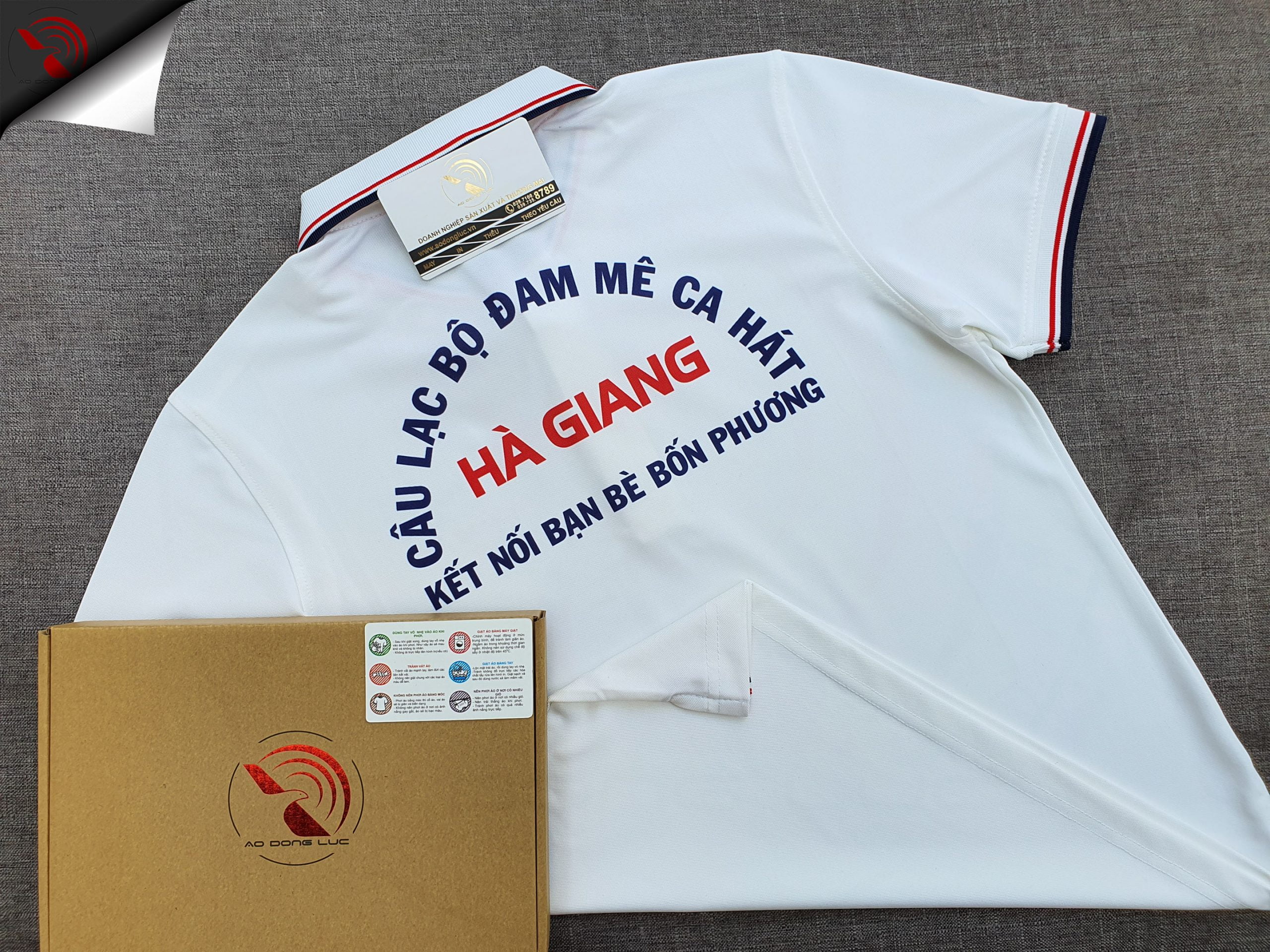 Đồng phục áo thun polo bo sọc màu trắng in chuyển nhiệt logo