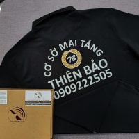 Đồng phục áo thun polo bo trơn màu đen in kỹ thuật số