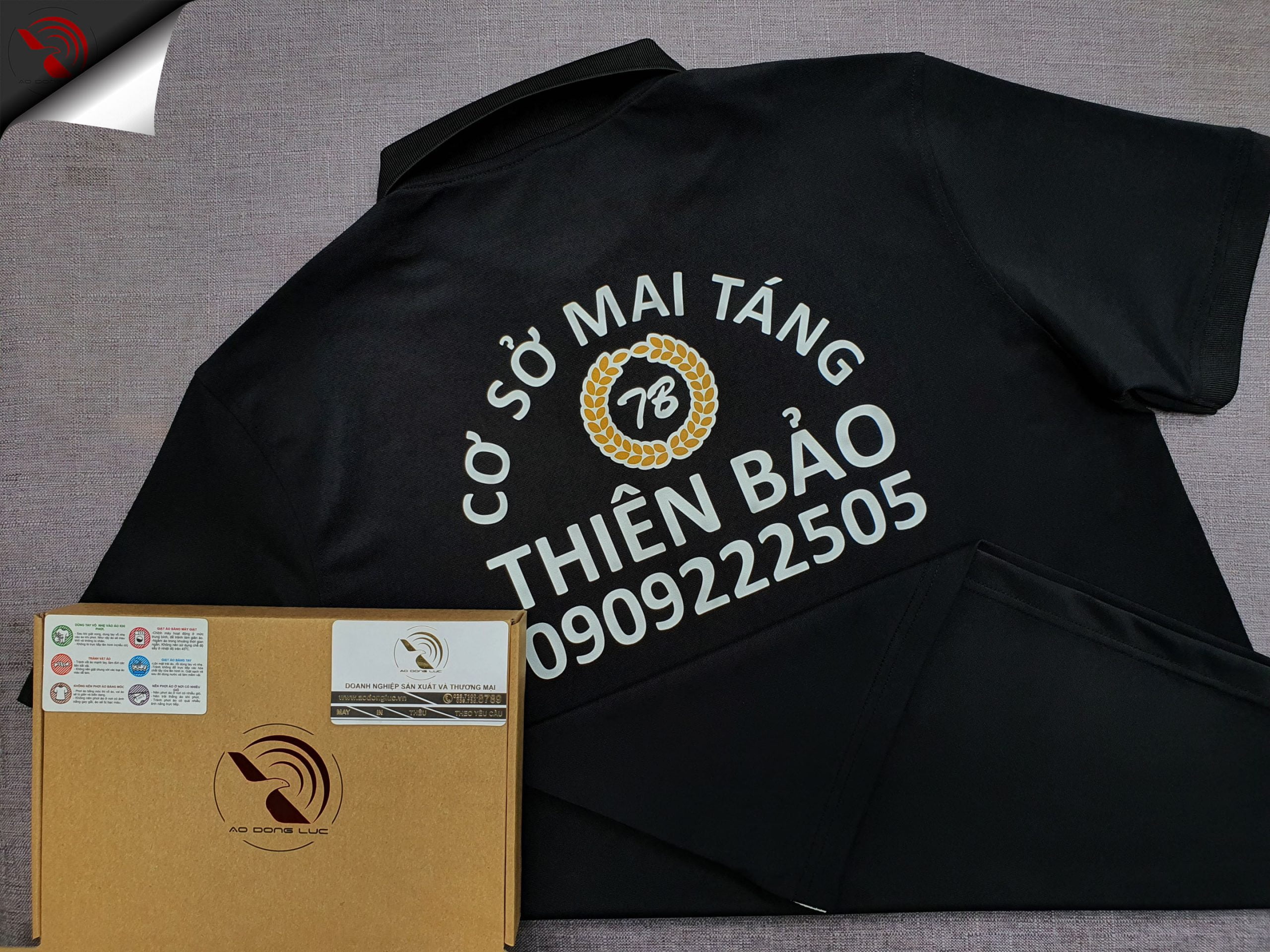 Đồng phục áo thun polo bo trơn màu đen in kỹ thuật số
