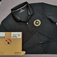 Đồng phục áo thun polo bo trơn màu đen in decal logo