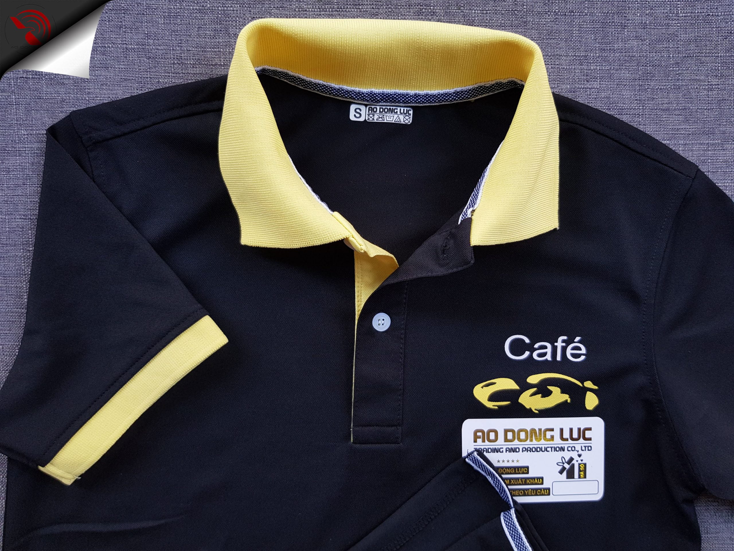 Đồng phục áo thun polo màu đen phối bo tay bo cổ trụ cổ trong màu vàng in lụa