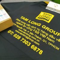 Đồng phục áo thun polo màu đen phối bo tay bo cổ trụ cổ màu vàng in lụa
