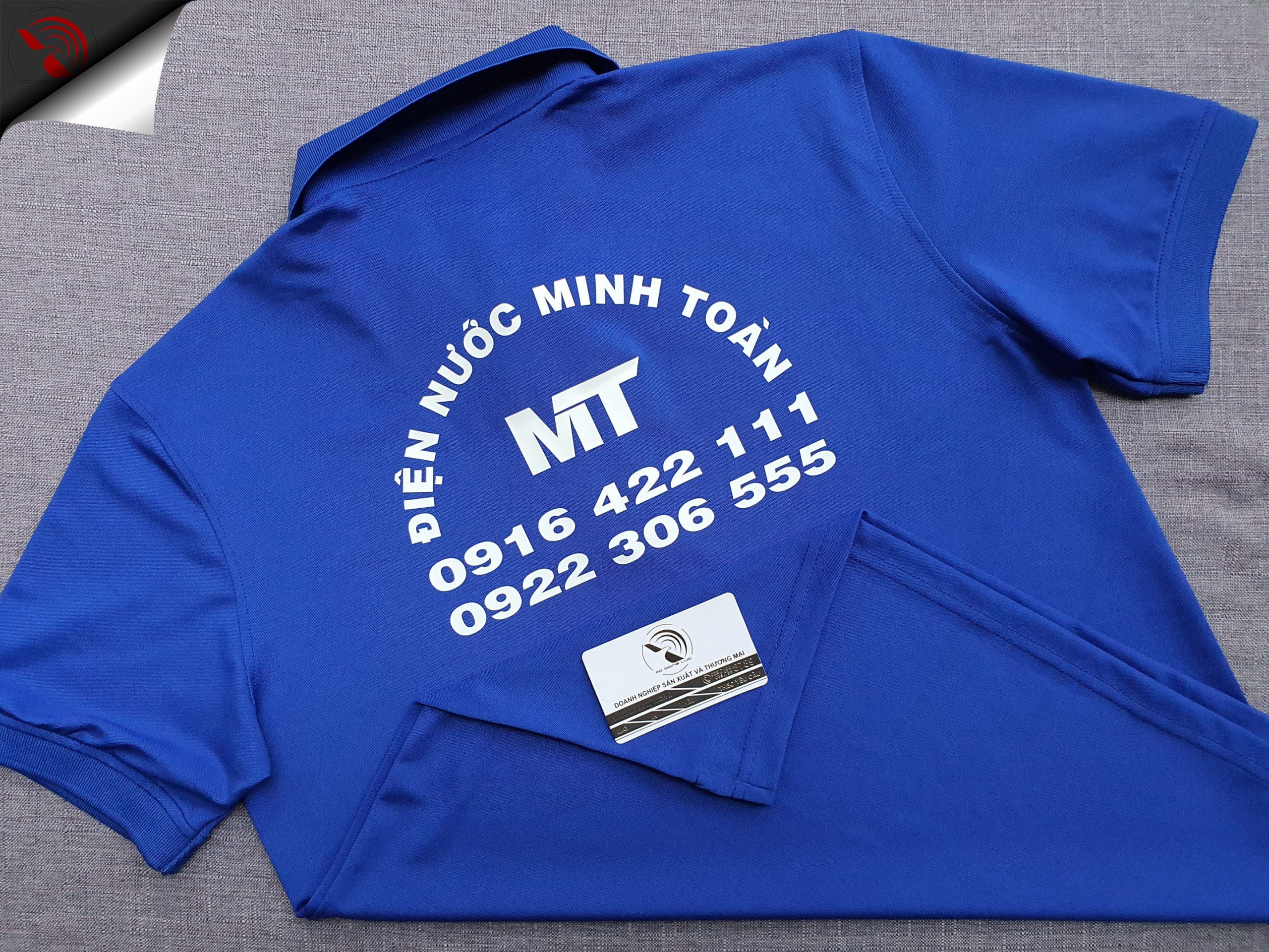 Đồng phục áo thun polo bo trơn màu xanh bích in decal