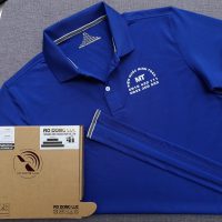 Đồng phục áo thun polo bo trơn màu xanh bích in decal