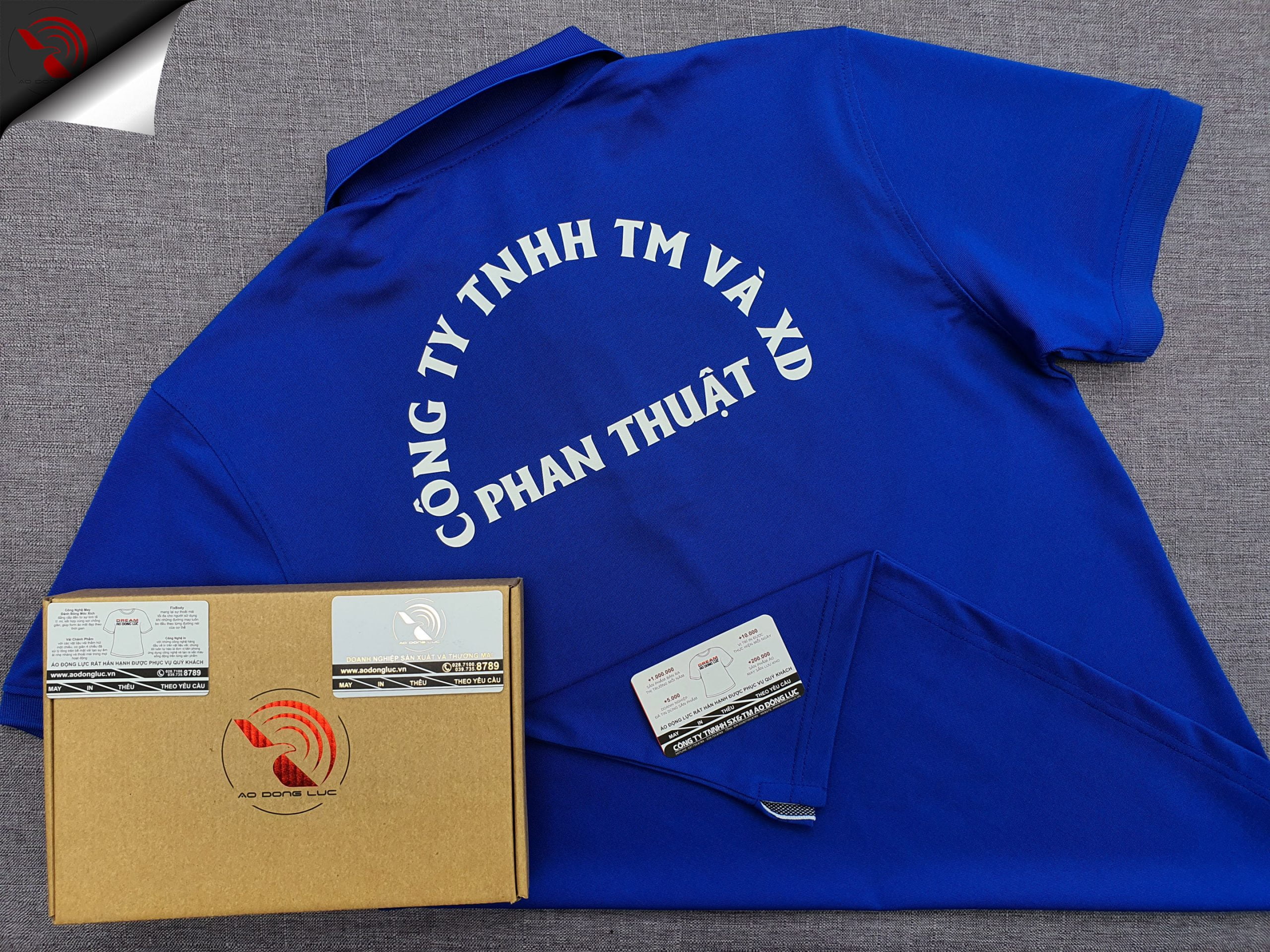 Đồng phục áo thun polo bo trơn màu xanh bích in decal
