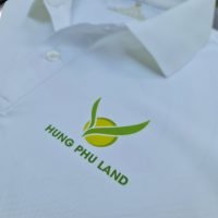Hình in kỹ thuật số lên áo thun đồng phục polo bo trơn màu trắng