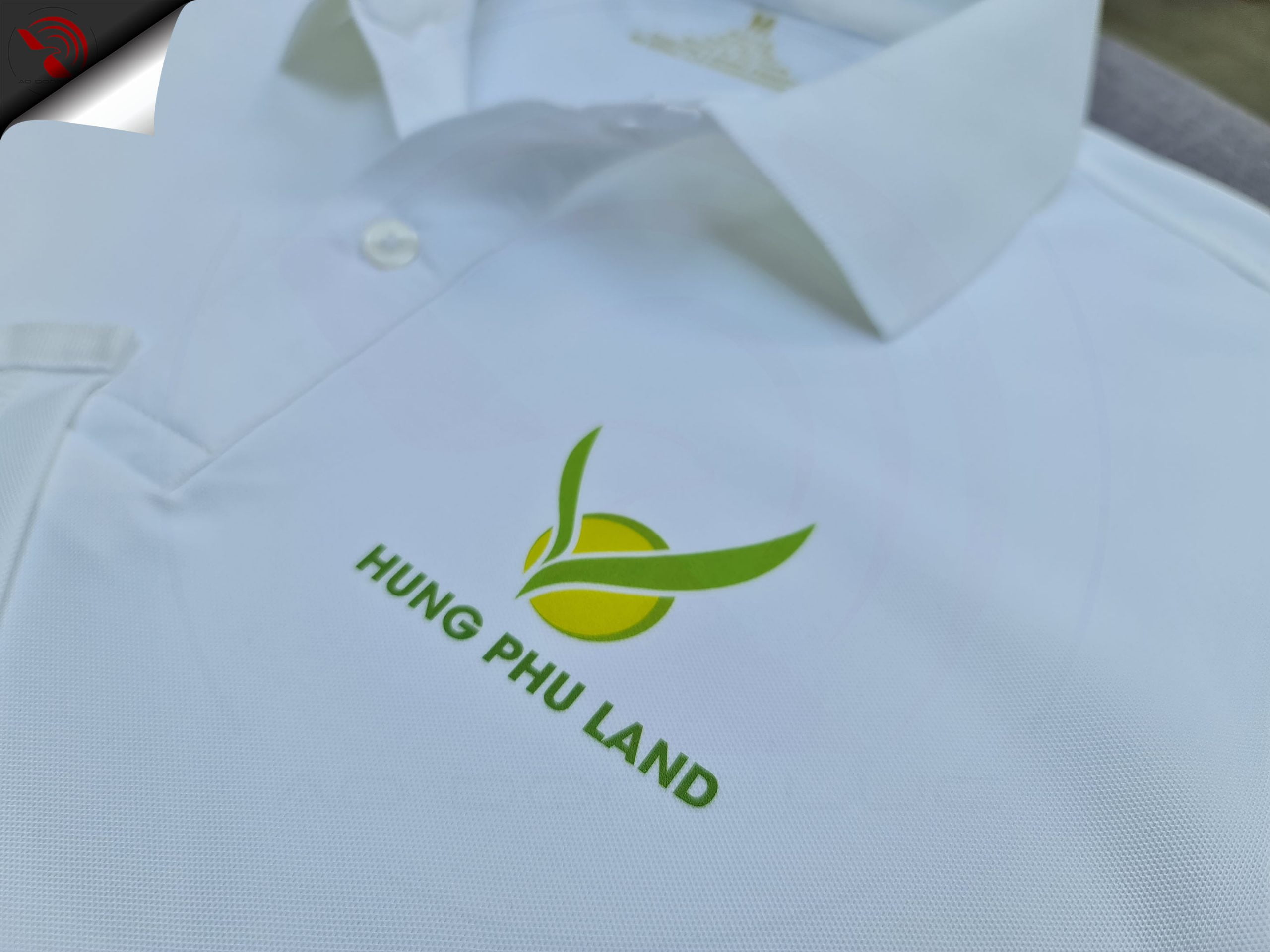 Hình in kỹ thuật số lên áo thun đồng phục polo bo trơn màu trắng
