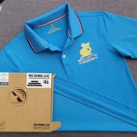 Đồng phục áo thun polo bo sọc xanh ya in kỹ thuật số logo