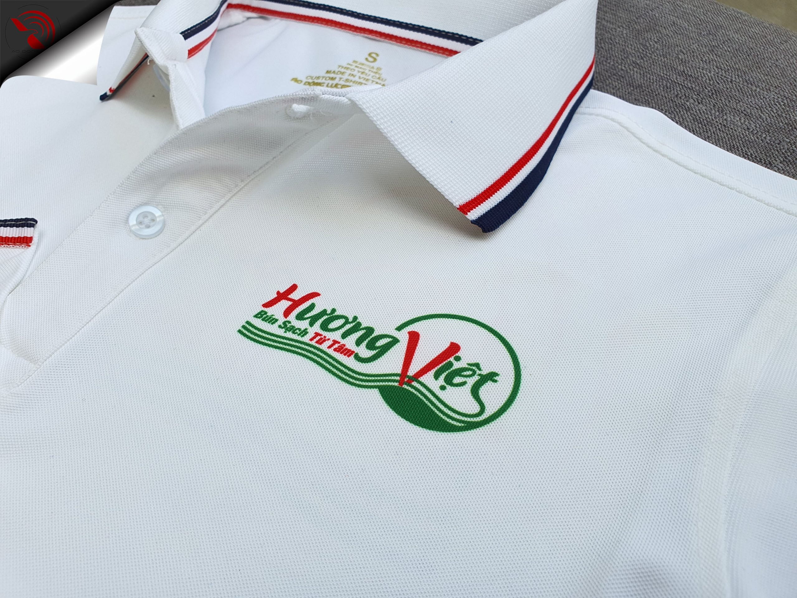Đồng phục áo thun polo bo sọc màu trắng in chuyển nhiệt logo
