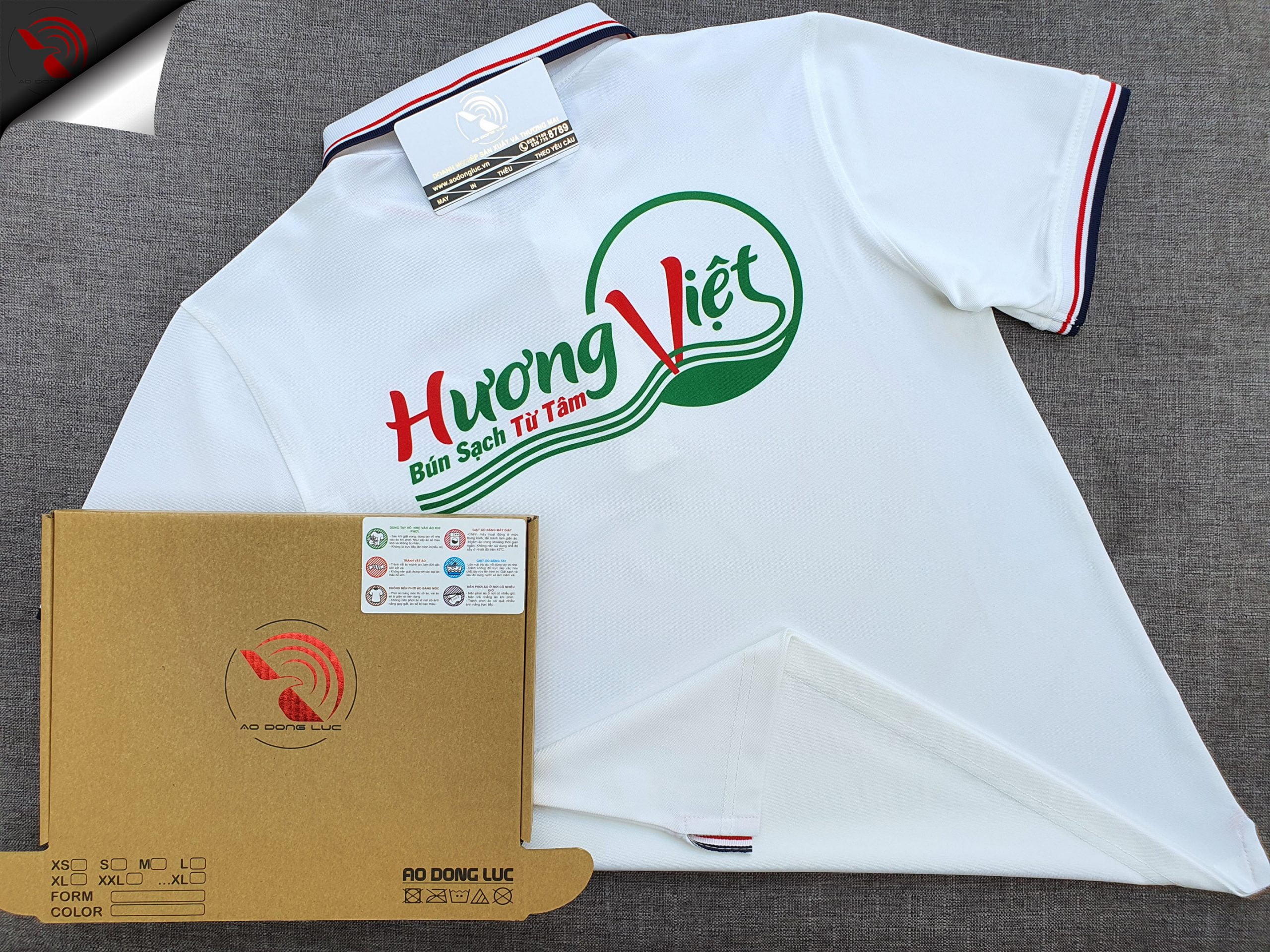 Đồng phục áo thun polo bo sọc màu trắng in chuyển nhiệt logo