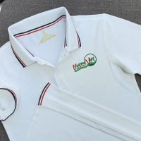 Đồng phục áo thun polo bo sọc màu trắng in chuyển nhiệt logo