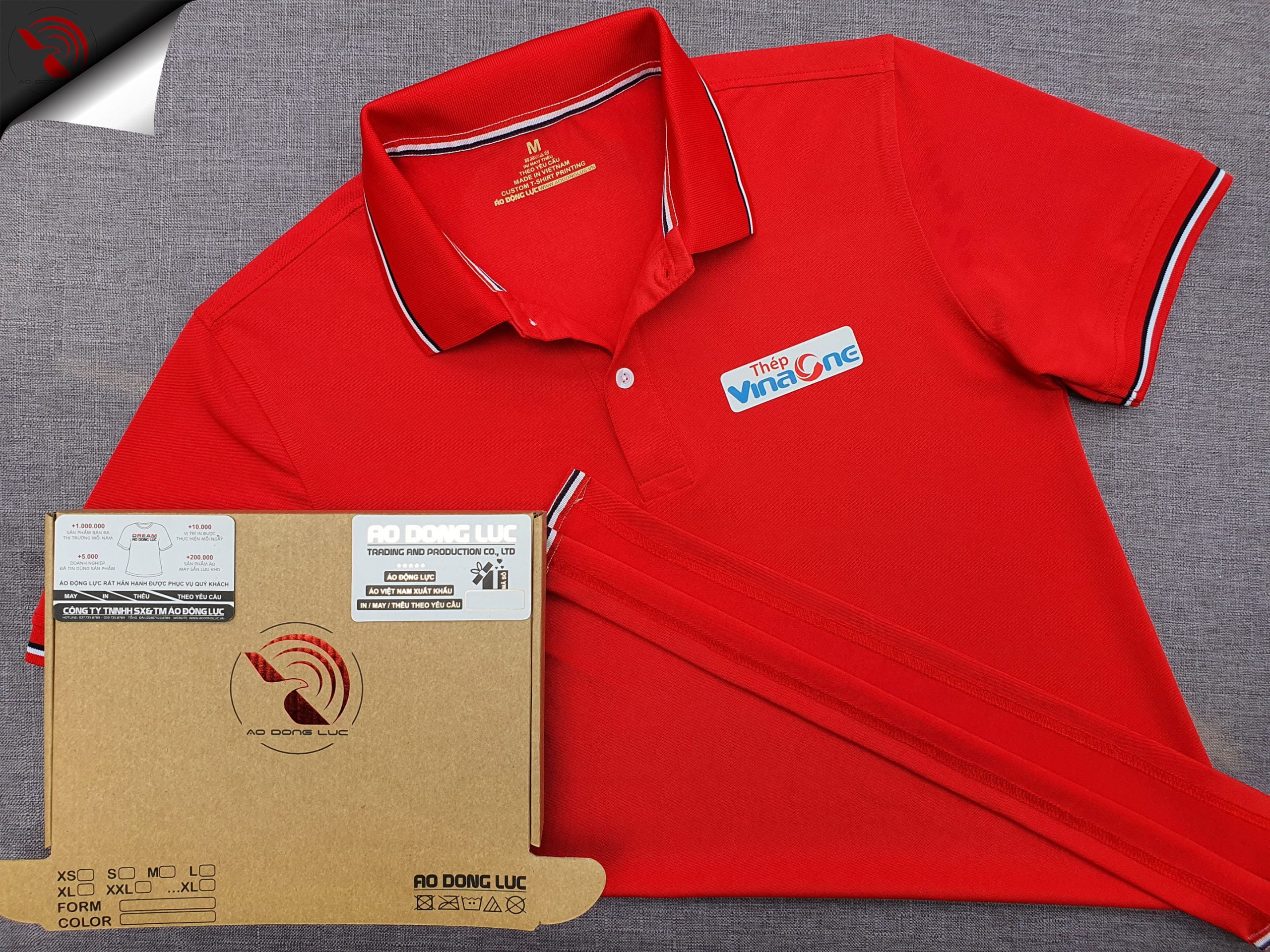 Đồng phục áo thun polo bo sọc màu đỏ in kỹ thuật số logo