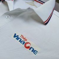Đồng phục áo thun polo bo sọc màu trắng in kỹ thuật số logo