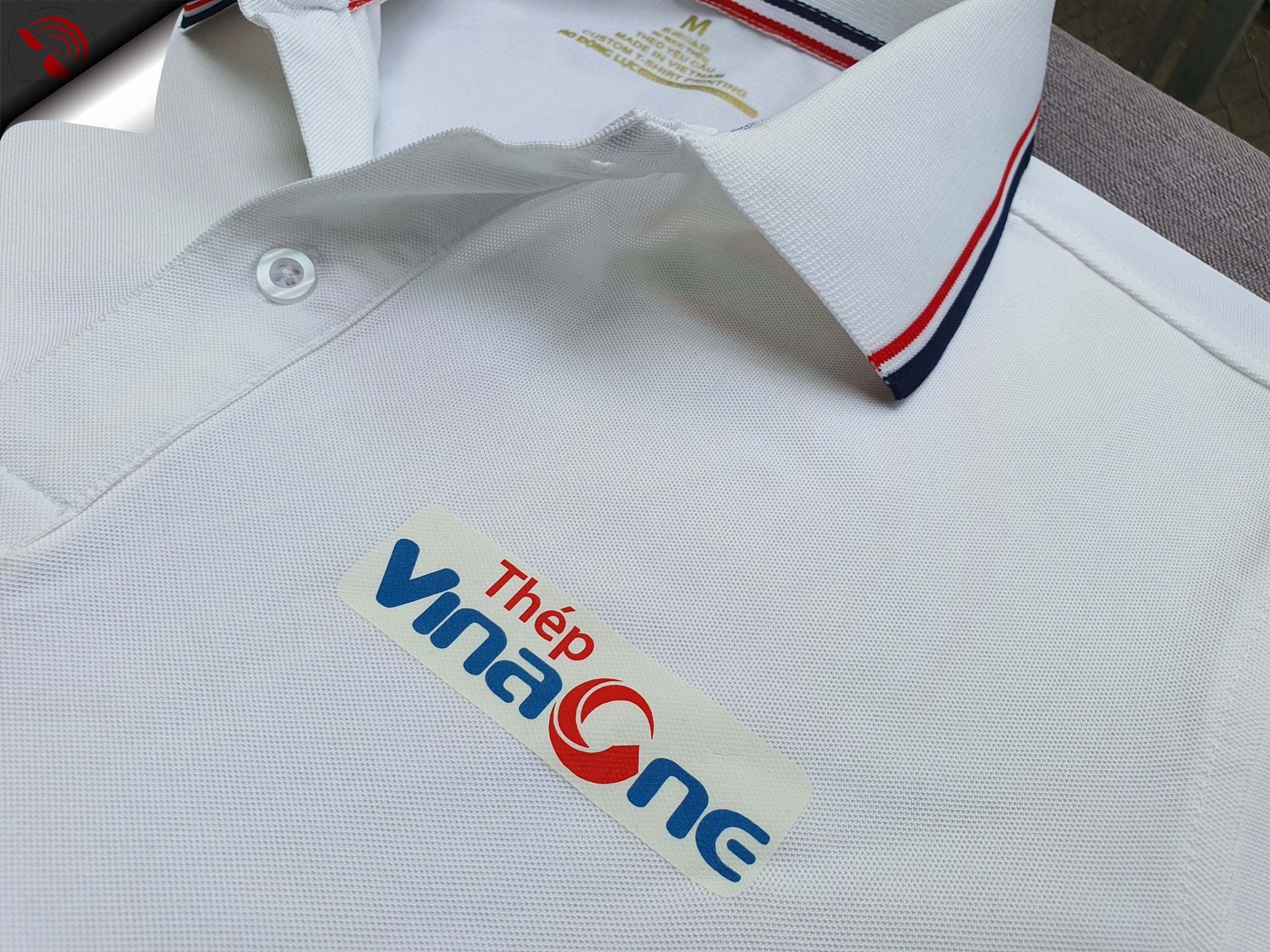 Đồng phục áo thun polo bo sọc màu trắng in kỹ thuật số logo