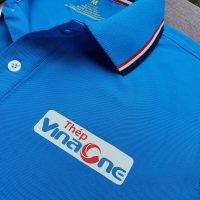 Đồng phục áo thun polo bo sọc màu xanh ya in kỹ thuật số logo