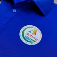 Đồng phục áo thun polo bo trơn màu xanh bích in kỹ thuật số logo