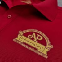 Hình in decal lên áo thun đồng phục polo bo trơn đỏ đô