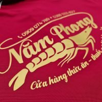Hình in decal vàng đồng lên áo thun đồng phục polo bo trơn đỏ đô