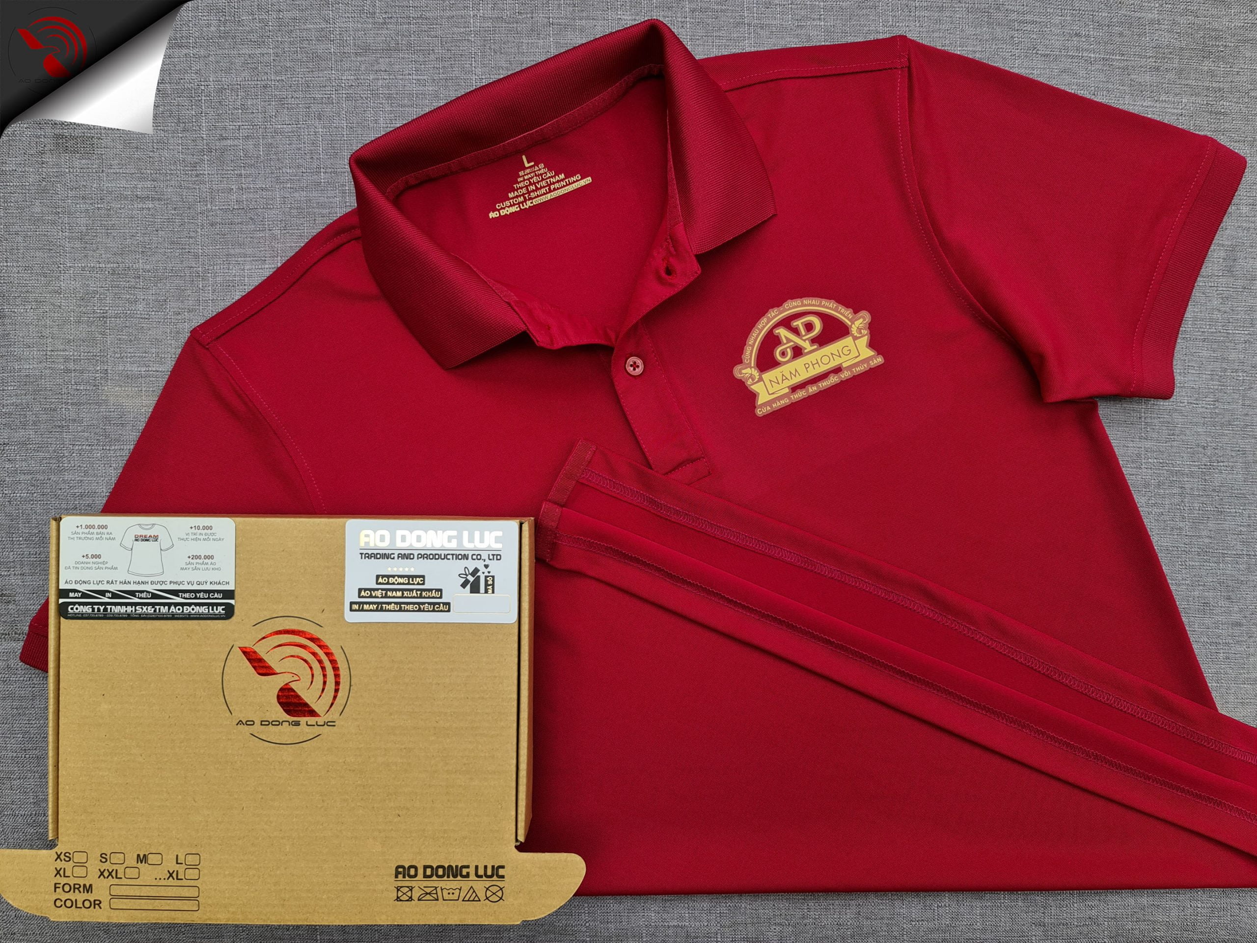 Đồng phục áo thun polo bo trơn đỏ đô in decal logo