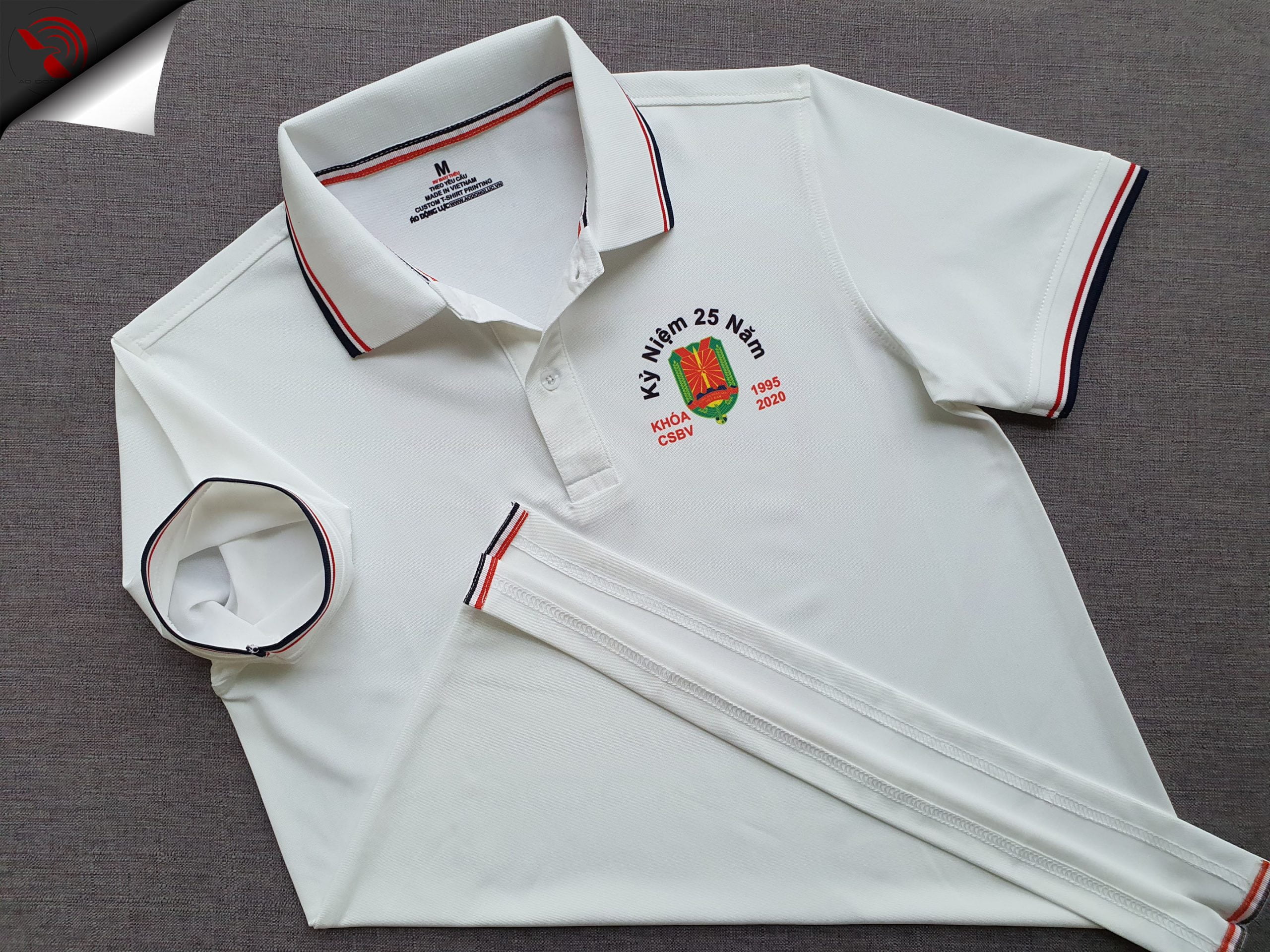 Đồng phục áo thun polo bo sọc màu trắng in chuyển nhiệt logo