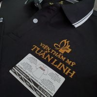 Hình thêu logo lên áo thun đồng phục polo màu đen dệt bo theo yêu cầu