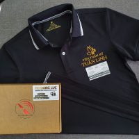 Đồng phục áo thun polo đen dệt bo sọc đen trắng thêu logo